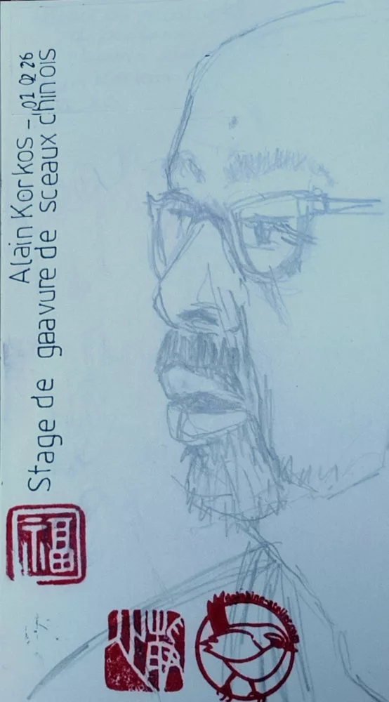 Une page de carnet de croquis avec un visage au crayon, des sceaux (y compris mon logo) et "Alain Korkos - 01 02 26 - Stage de gravure de sceaux chinois"
