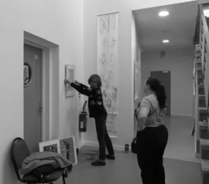 Deux personnes en train de commenter un accrochage en cours