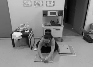 Une personne au sol en train d'encadrer des tableaux