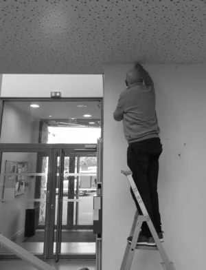 Une personne en train de préparer des cimaises