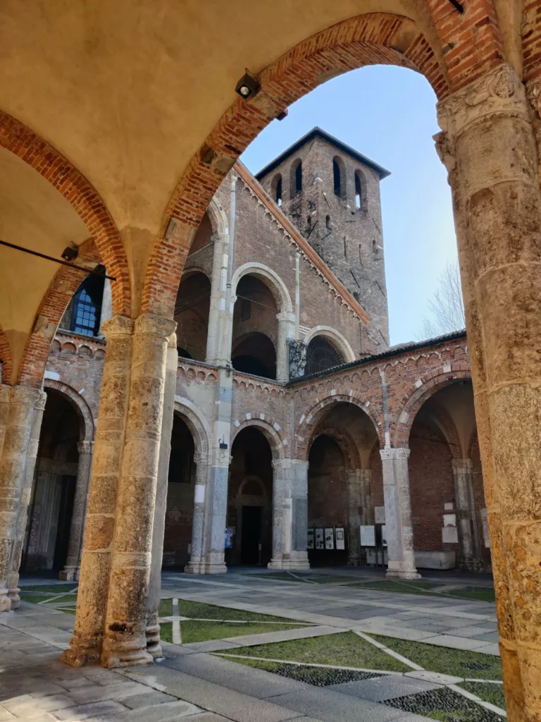 Vue de côté de l'atrium à travers une arche ; on voit une tour