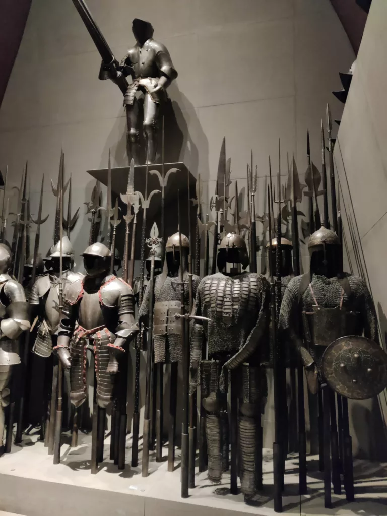 Armures présentées comme si les soldats étaient groupés devant nous