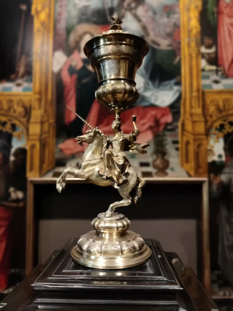 Calice dont le pied est une femme levant le point sur une licorne se cabrant