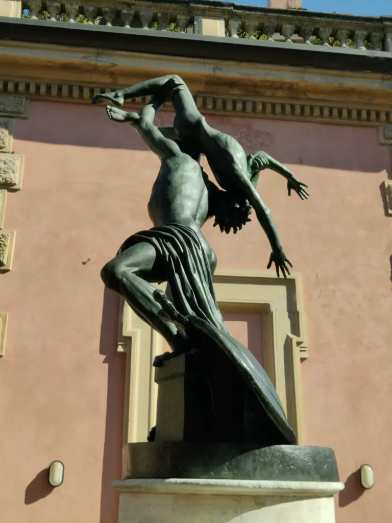 Sculpture représentant un homme soulevant un enfant au-dessus de sa tête