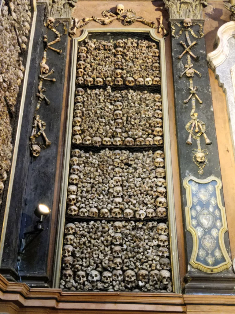 Photo d'un mur fait de crânes et d'ossements