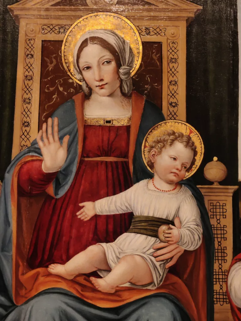 Madone sur un trône avec Jésus sur les genoux