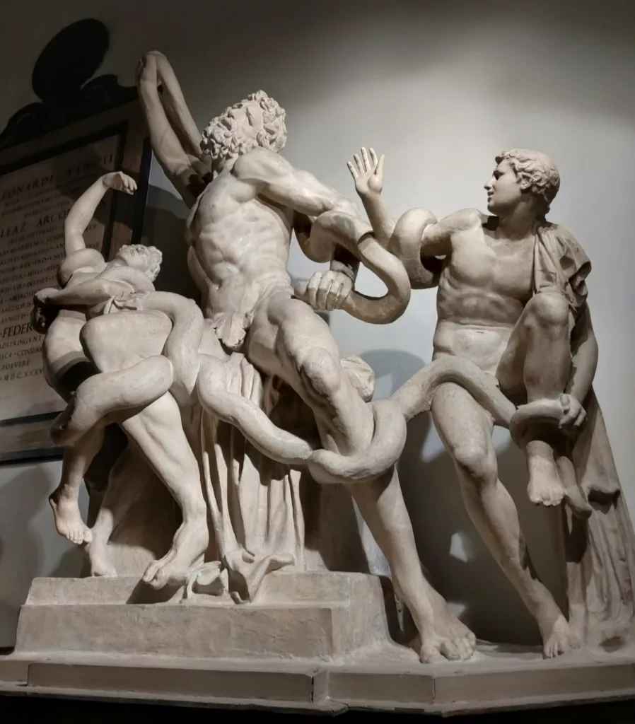 Sculpture représentant un homme et ses deux fils en train de se faire attaquer par deux serpents