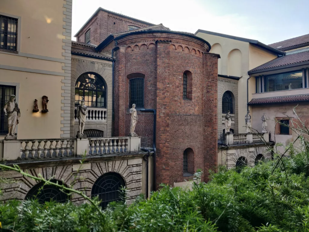 Aperçu de façades de traitement différents avec des sculptures, de la brique lombarde, des arches, etc.