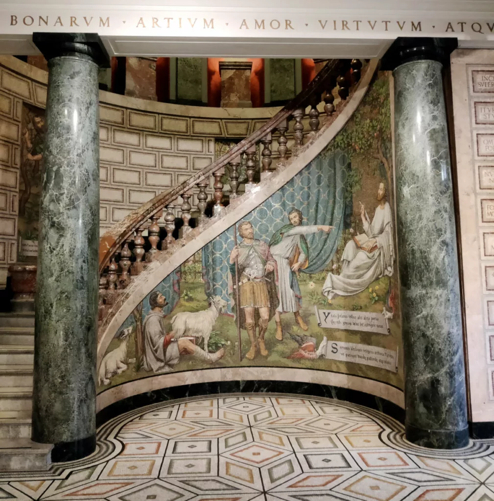 Escalier en courbe flanqué de deux colonnes en marbre et décorée d'une fresque