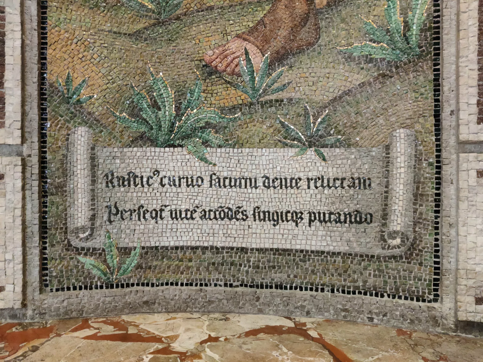 Mosaïque représentant un bandeau sur lequel un texte est écrit