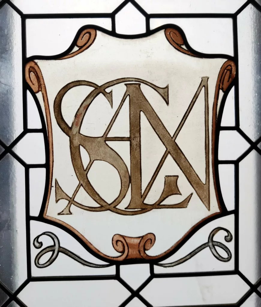 Vitrail avec un monogramme "CSAN"
