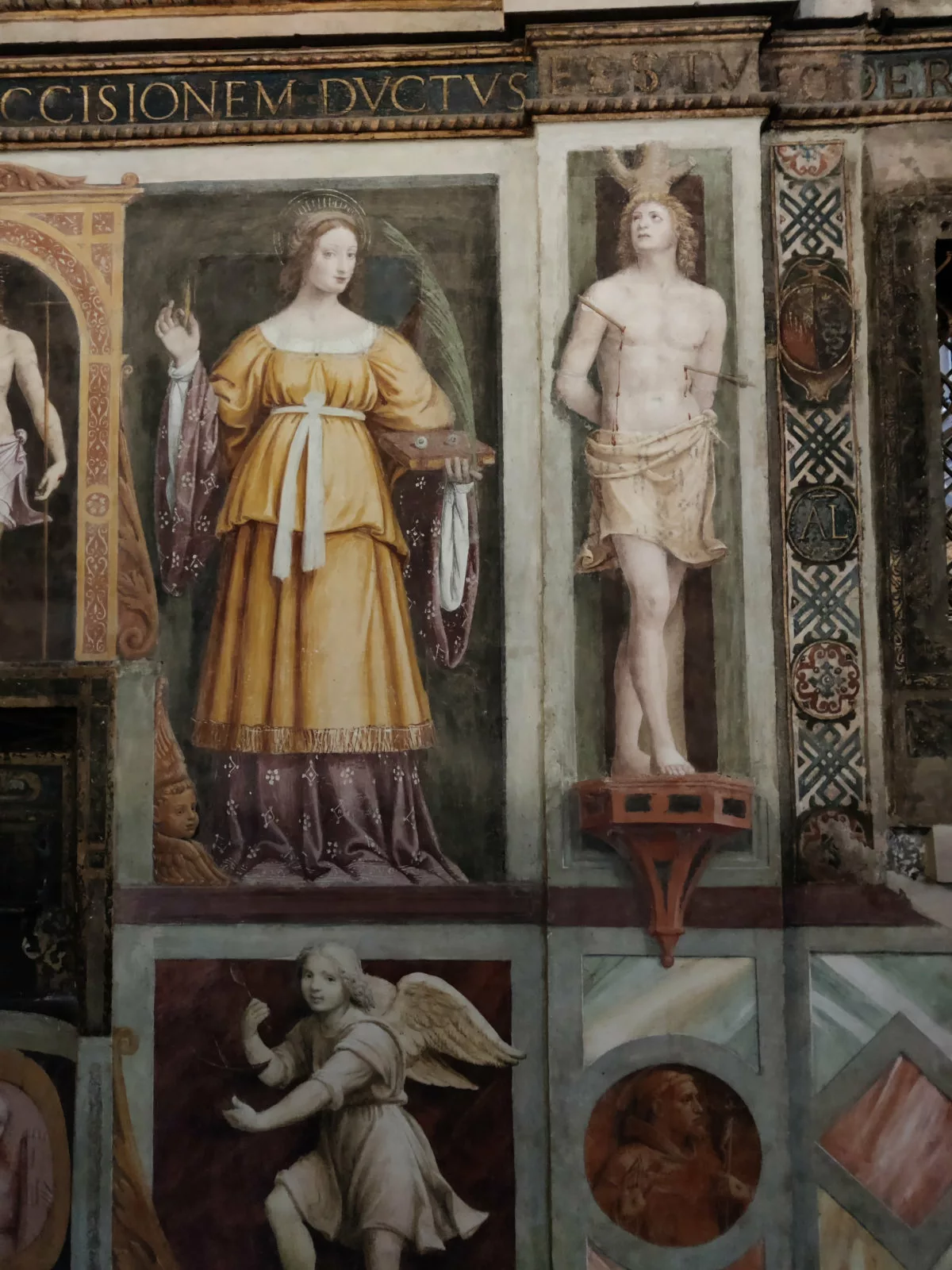 Fresque représentant une femme, un homme percé de flèches, un ange et des décors