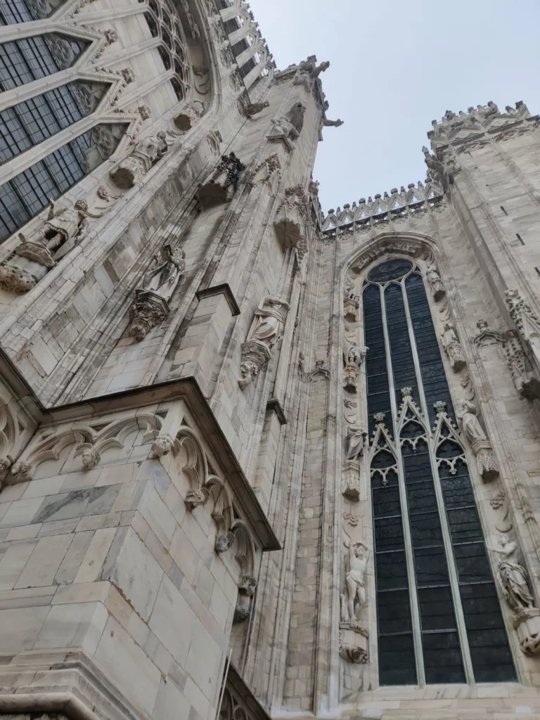 Vue en contre-plongée d'une façade d'église richement décorée
