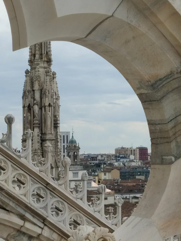 Vue présentant différents plans en détails d'une architecture richement décorée