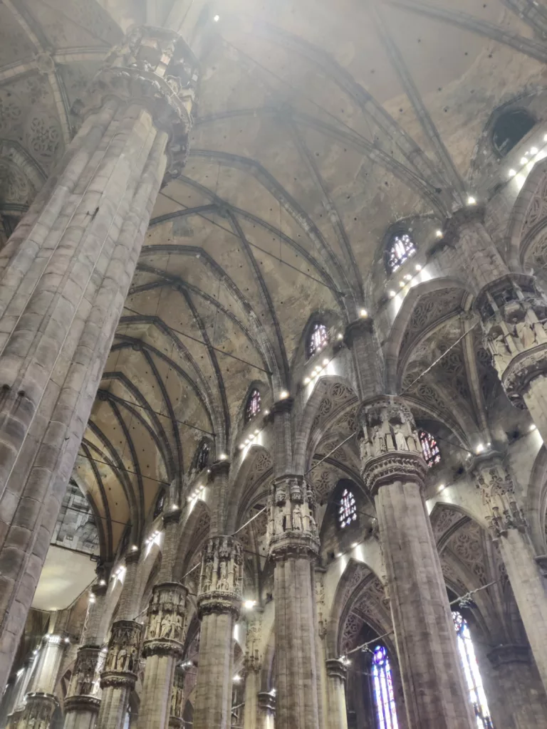 Intérieur d'une église très haute