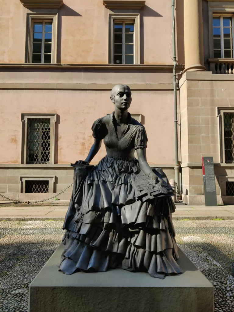 Sculpture d'une femme assise