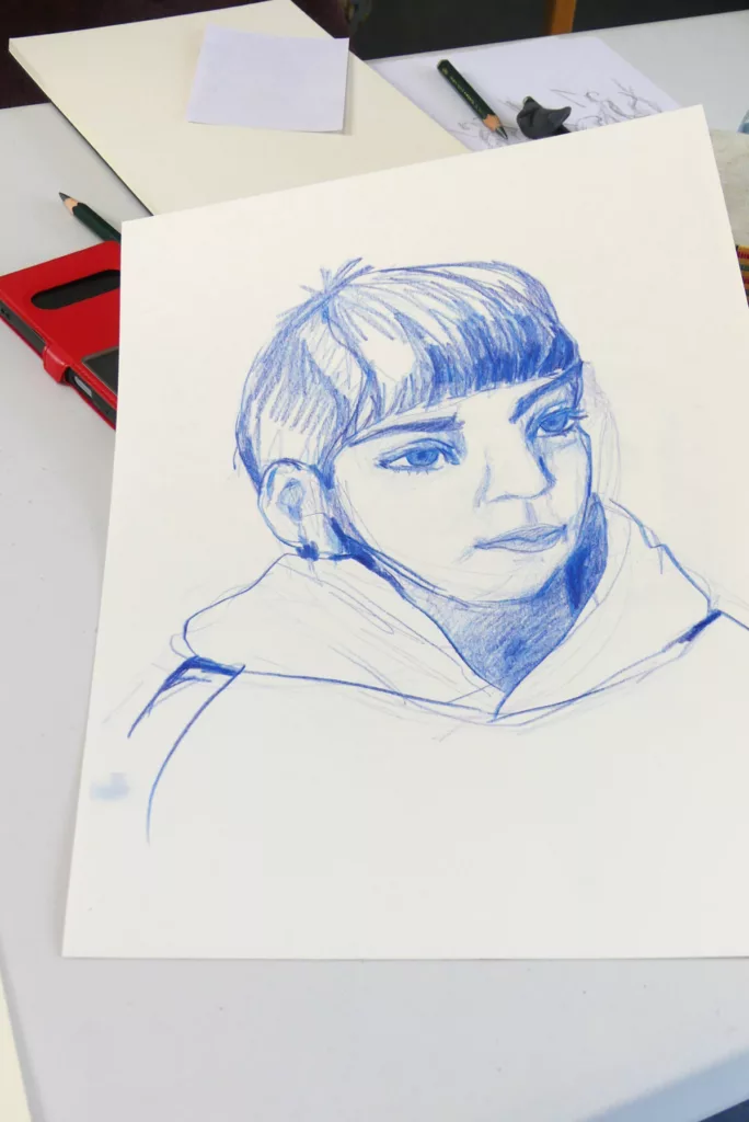 Portrait d'un jeune garçon au crayon de couleur bleu