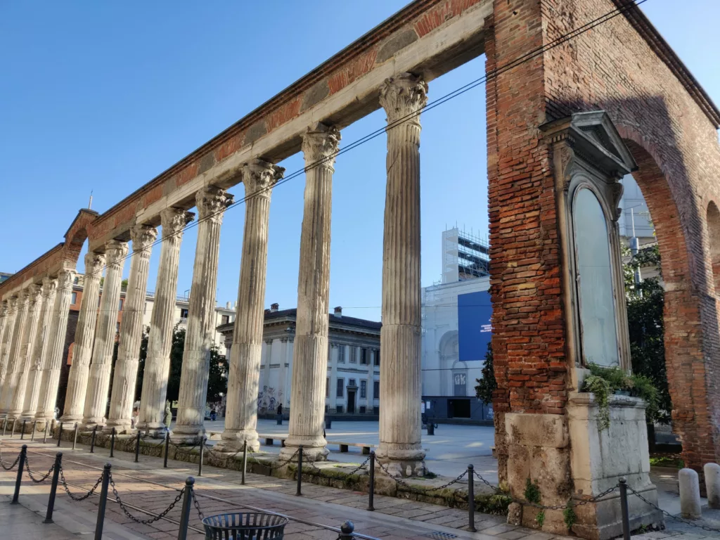Colonnades antiques dans la rue avec un mur en briques rouges