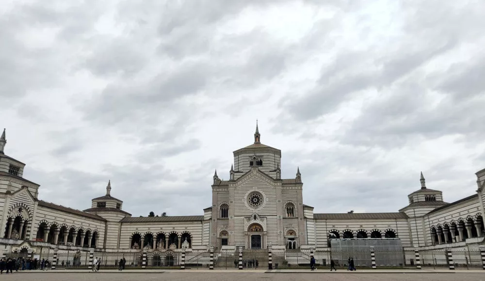Bâtiment composé d'un élément central principal et de deux ailes de part et d'autre