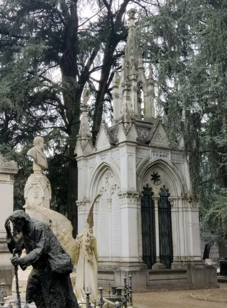 Mausolée ressemblant à une église miniature dans un cimetière