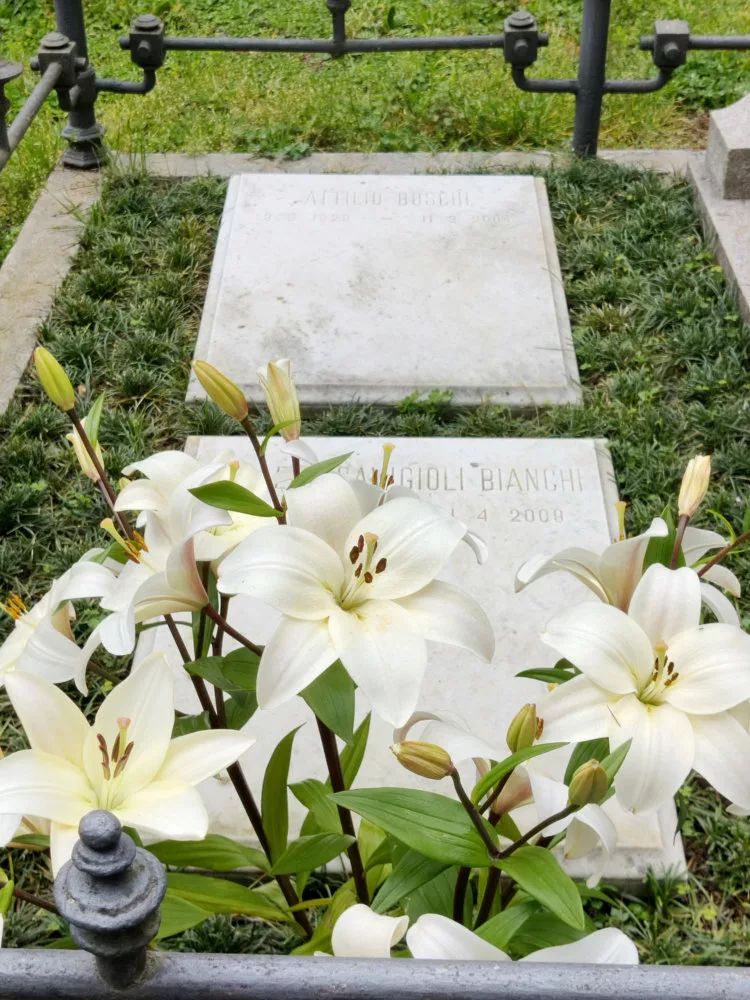 Tombe toute simple avec des dalles blanches, des fleurs blanches et le nom d'un des défunts : "Bianchi"
