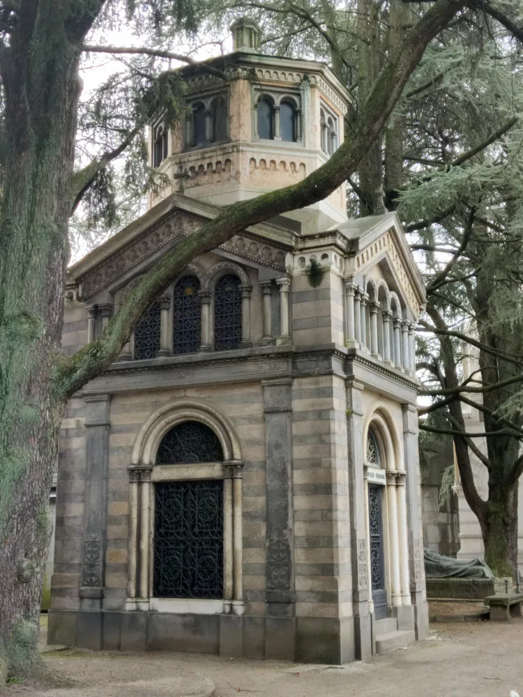Mausolée ressemblant à une église