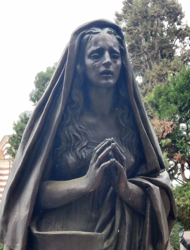 Sculpture représentant une femme en pleurs