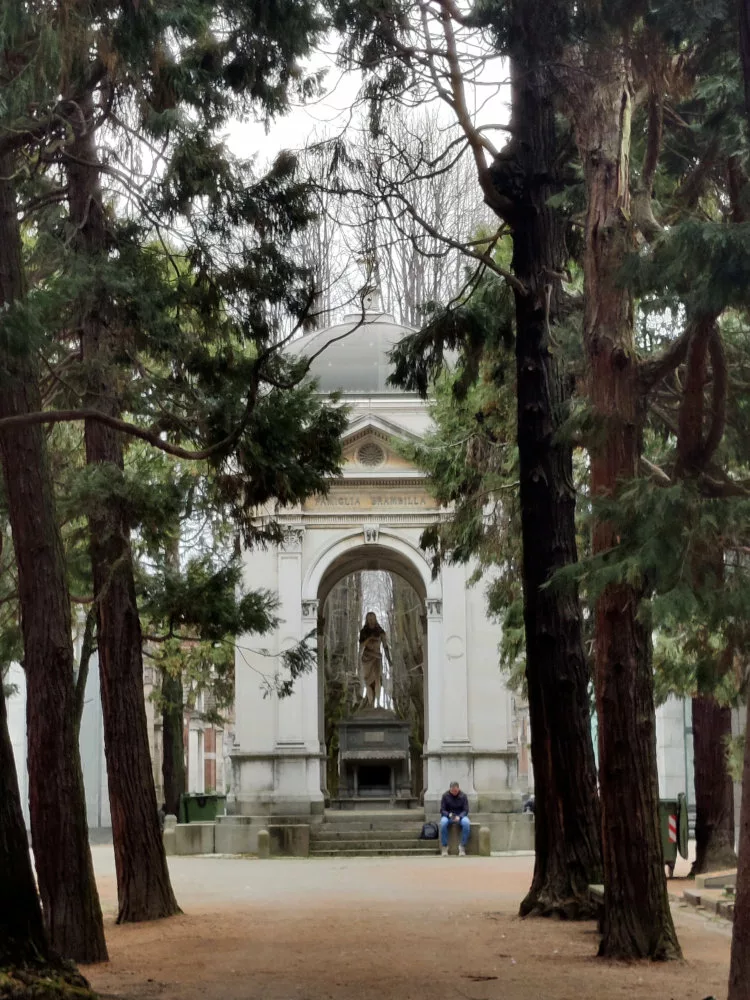 Mausolée au bout d'une double rangée d'arbres
