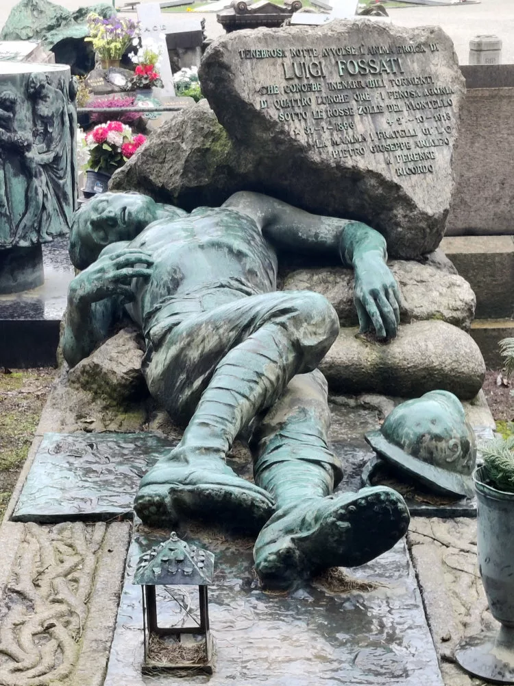 Tombe avec une sculpture représentant un soldat mourant