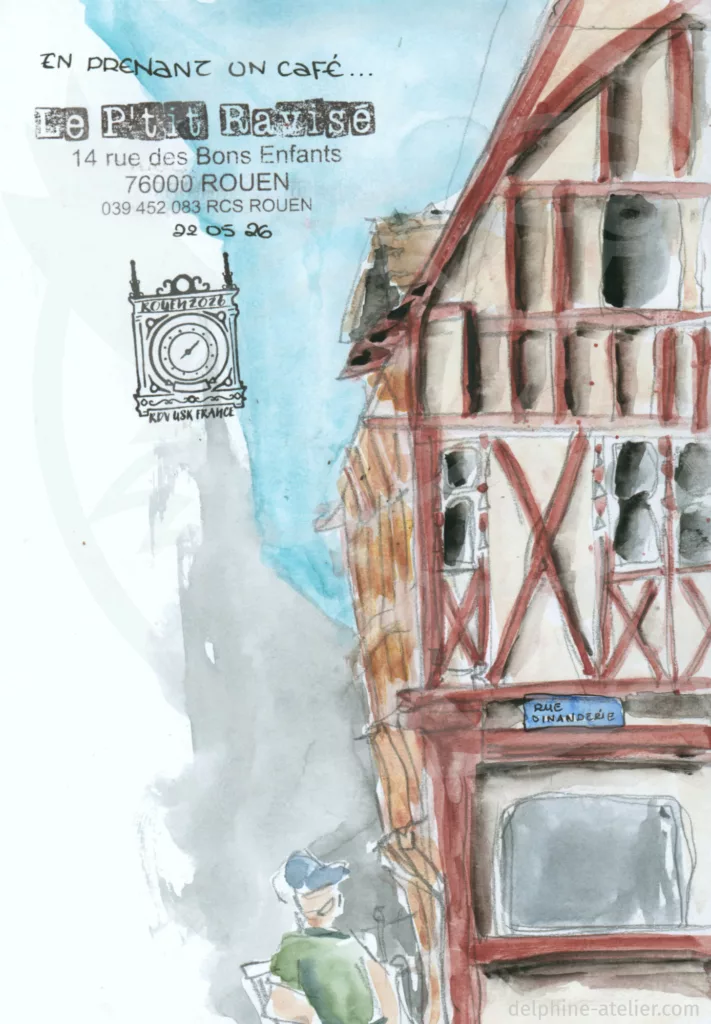 Croquis à l'aquarelle et au crayon d'une maison à colombages avec une inscription "En prenant un café" et deux tampons : "Le P'tit Ravisé" et un tampon USK Rouen du Gros Horloge de Rouen