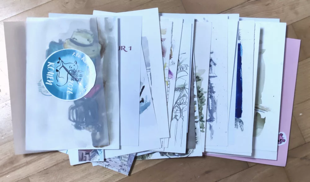 Plein de feuilles posées les unes sur les autres. On aperçoit des morceaux de dessins, d'écriture, stickers, etc.