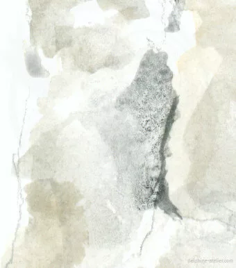 Détail d'une aquarelle où on voit du noir dilué de manière irrégulière : les pigments de couleurs sont plus présents à certains endroits créant un effet de matière